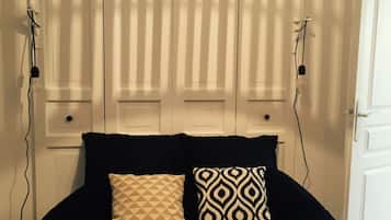 4 dormitorios, tabla de planchar con plancha, cuna de viaje