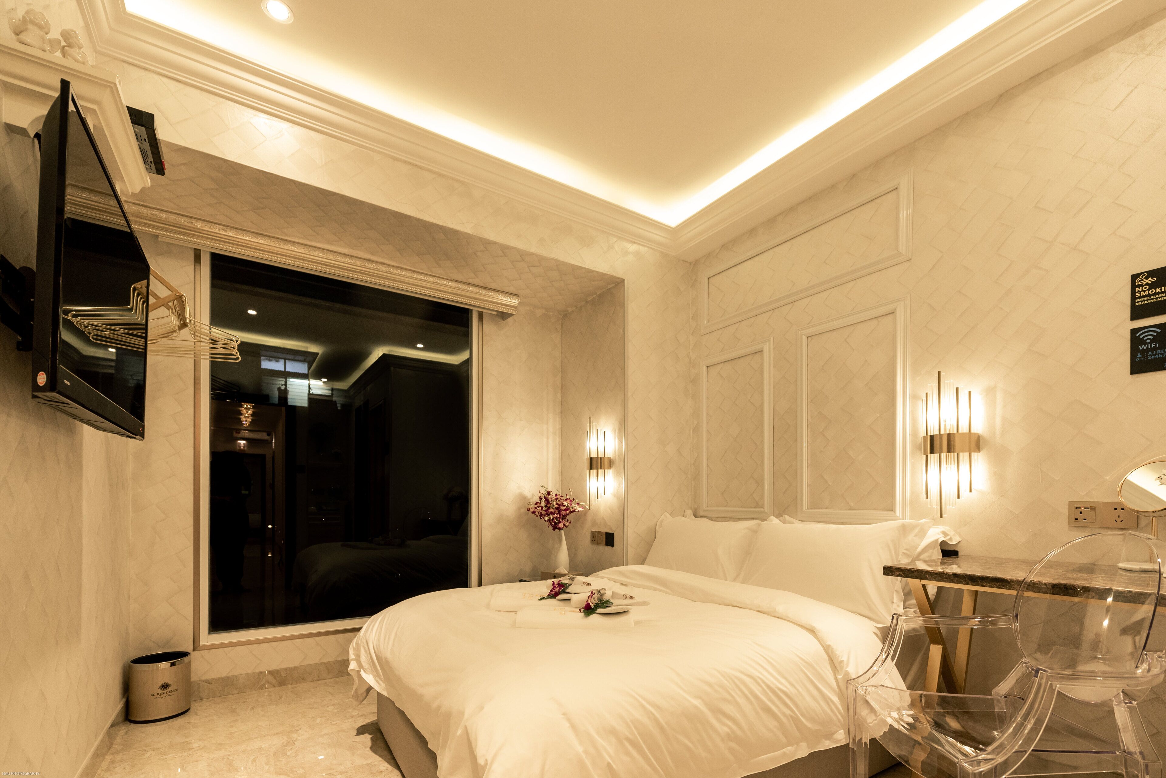 Roupas de cama premium, camas Select Comfort, cofres nos quartos