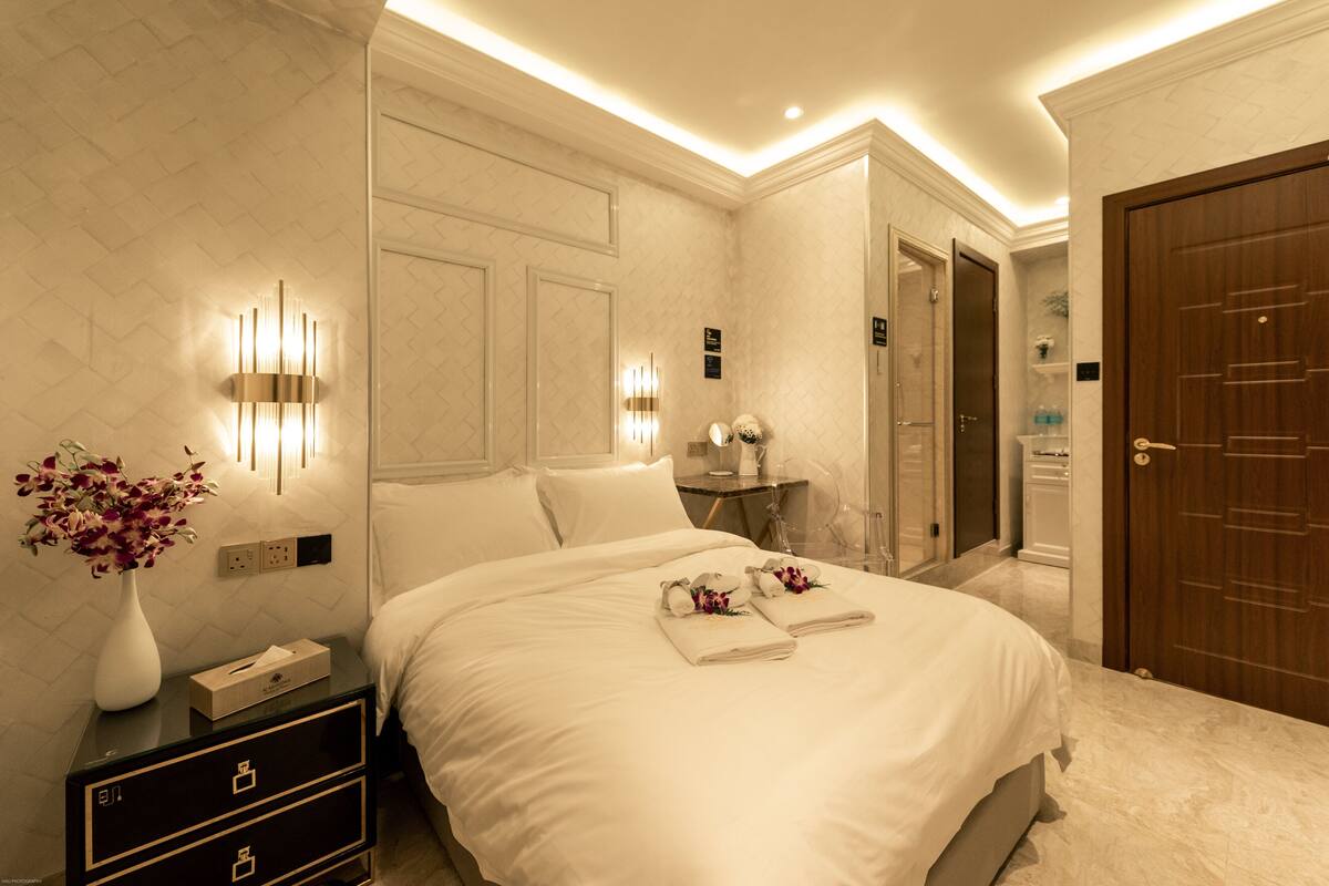 ห้องซิตี้, เตียงใหญ่ 1 เตียง (AJ Residence 1) | เครื่องนอนระดับพรีเมียม, เตียง Select Comfort, ตู้นิรภัยในห้องพัก