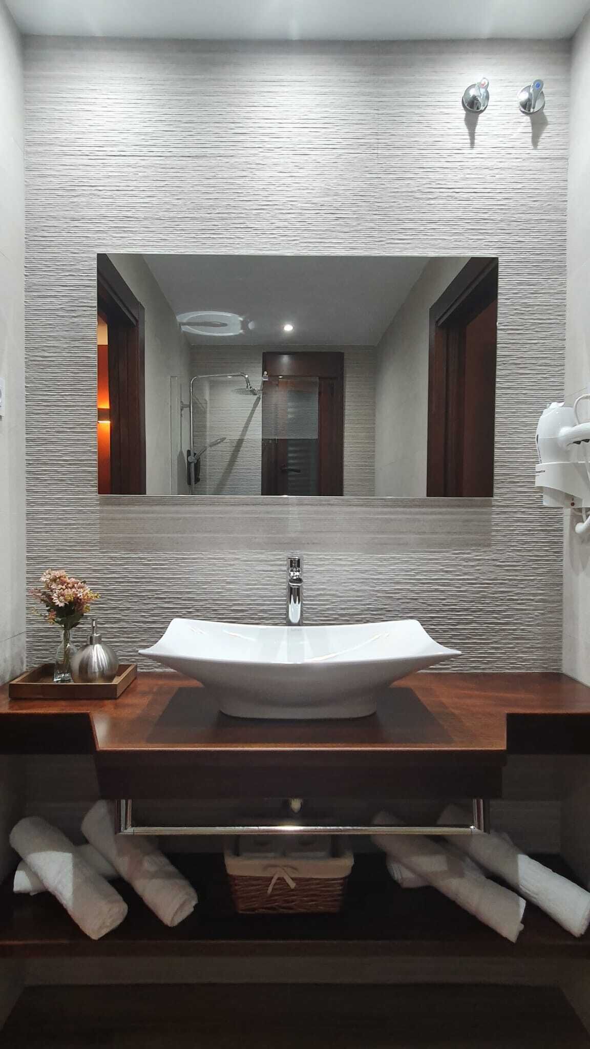 Douche, sèche-cheveux, serviettes fournies, savon
