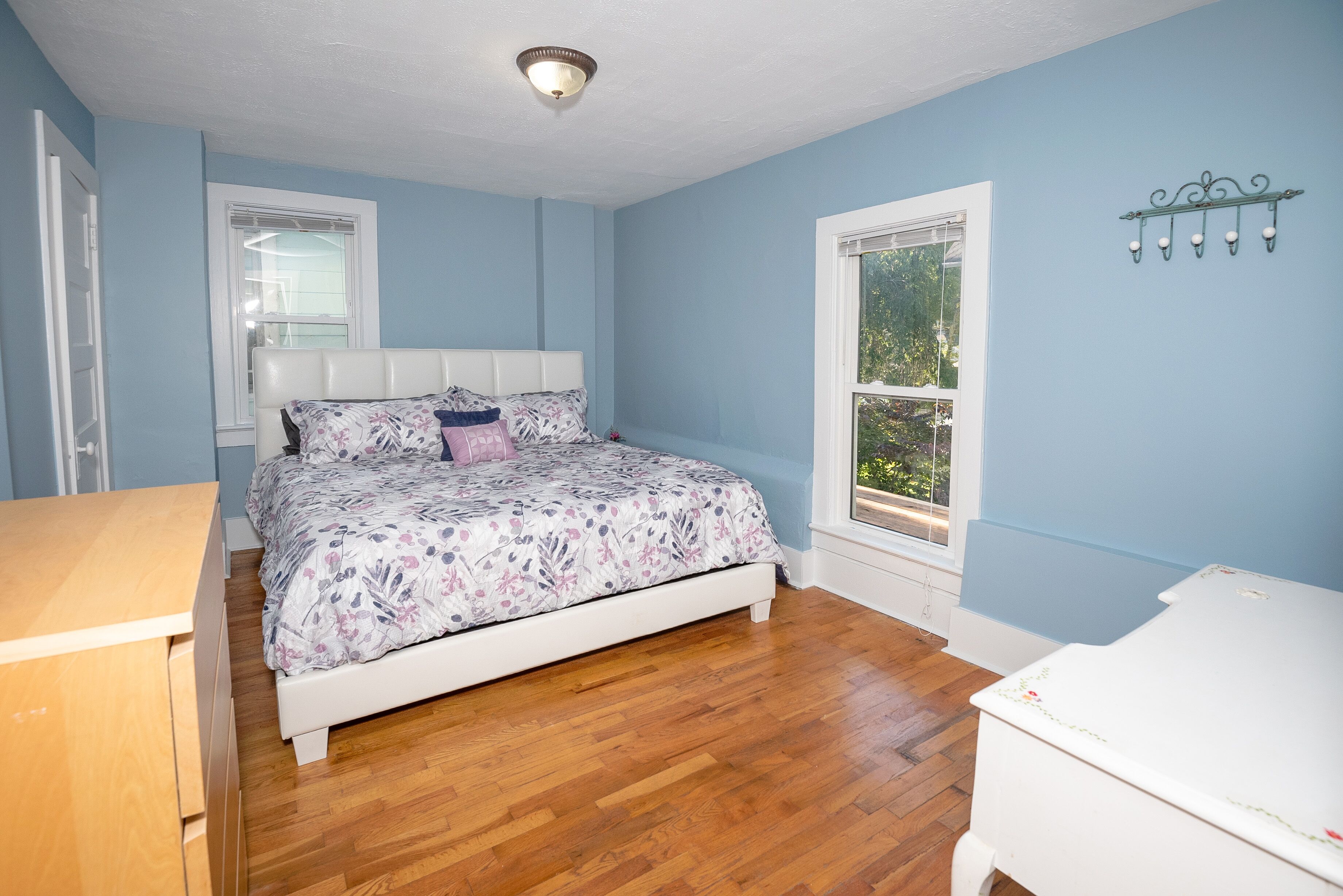 6 soverom, skrivebord, strykejern/-brett og reiseseng for barn