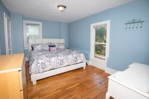 6 chambres, bureau, fer et planche à repasser, lit parapluie