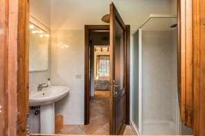 Badewanne, Bidet, Handtücher, Toilettenpapier