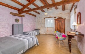 1 bedroom, in-room safe, free WiFi, bed sheets