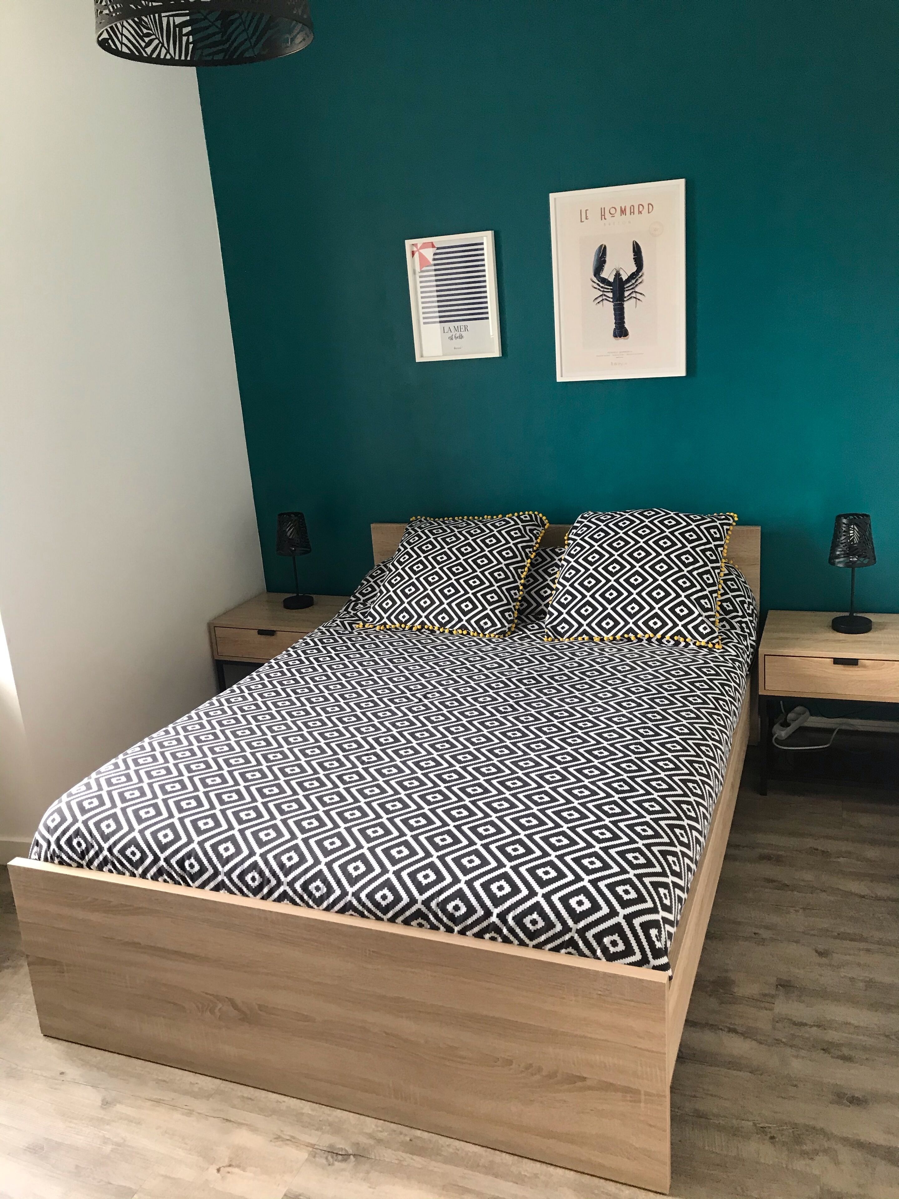 Modern one-bedroom apartment, 300 m from the beach, free private parking