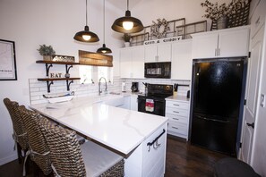 Fridge, microwave, oven, stovetop - Beautiful Condo in the Heart of Uptown Pagosa (Pagosa Springs)