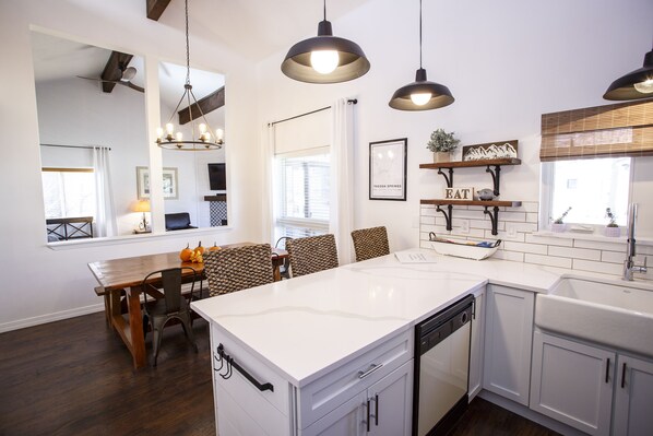 Fridge, microwave, oven, stovetop - Beautiful Condo in the Heart of Uptown Pagosa (Pagosa Springs)