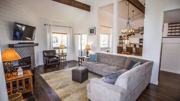 Smart TV, fireplace, DVD player, books