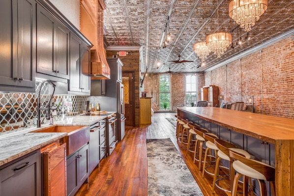 Kjøleskap, mikrobølgeovn, ovn og kokeplater