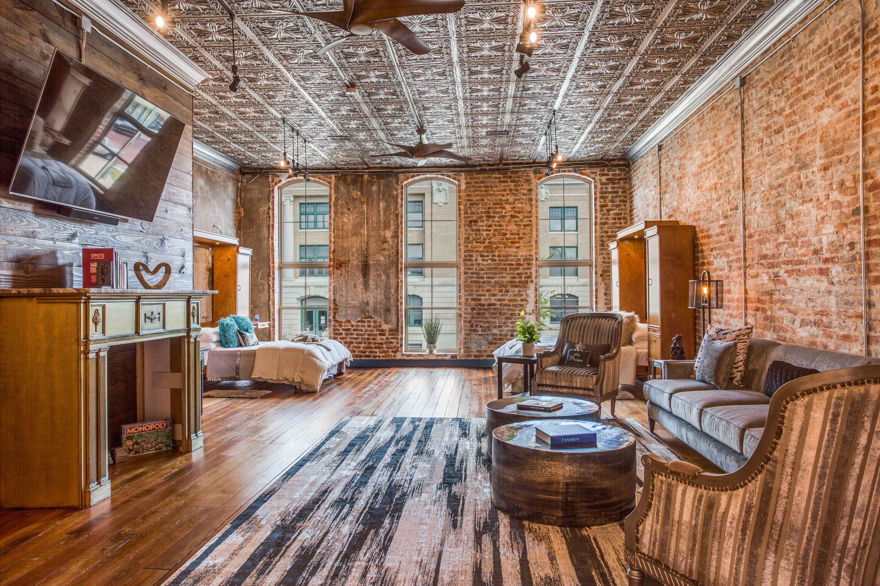 Télévision, cheminée, livres, médiathèque