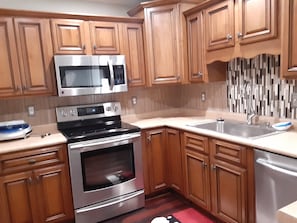 Kylskåp, mikrovågsugn, ugn och spishäll