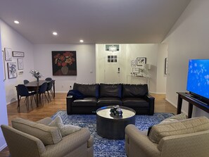 Smart TV, fireplace - Charming luxury remodel in the heart of East Fayetteville! (Fayetteville)