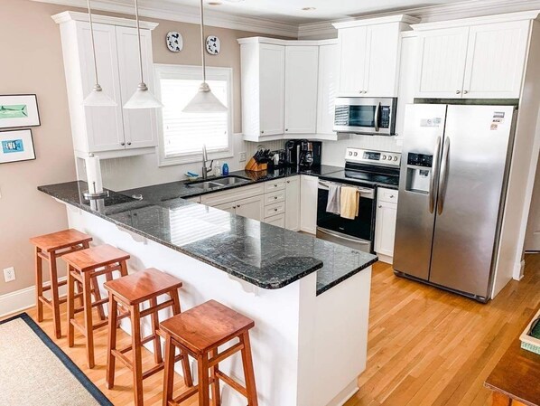 冷蔵庫、電子レンジ、オーブン、コンロ