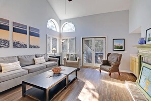 TV connectée, lecteur de DVD, livres, vidéothèque