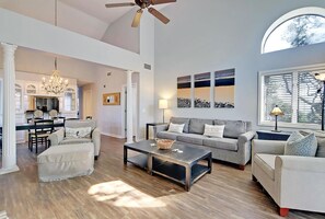 TV connectée, lecteur de DVD, livres, vidéothèque