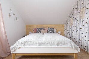 2 bedrooms, iron/ironing board, WiFi, bed sheets