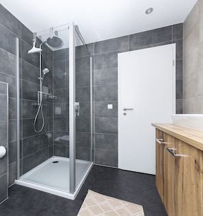 Dusche, Haartrockner, Handtücher, Seife