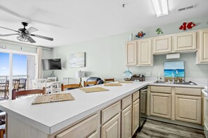 Frigorifero, microonde, forno, piano cottura