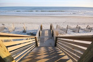 Sulla spiaggia, lettini da mare