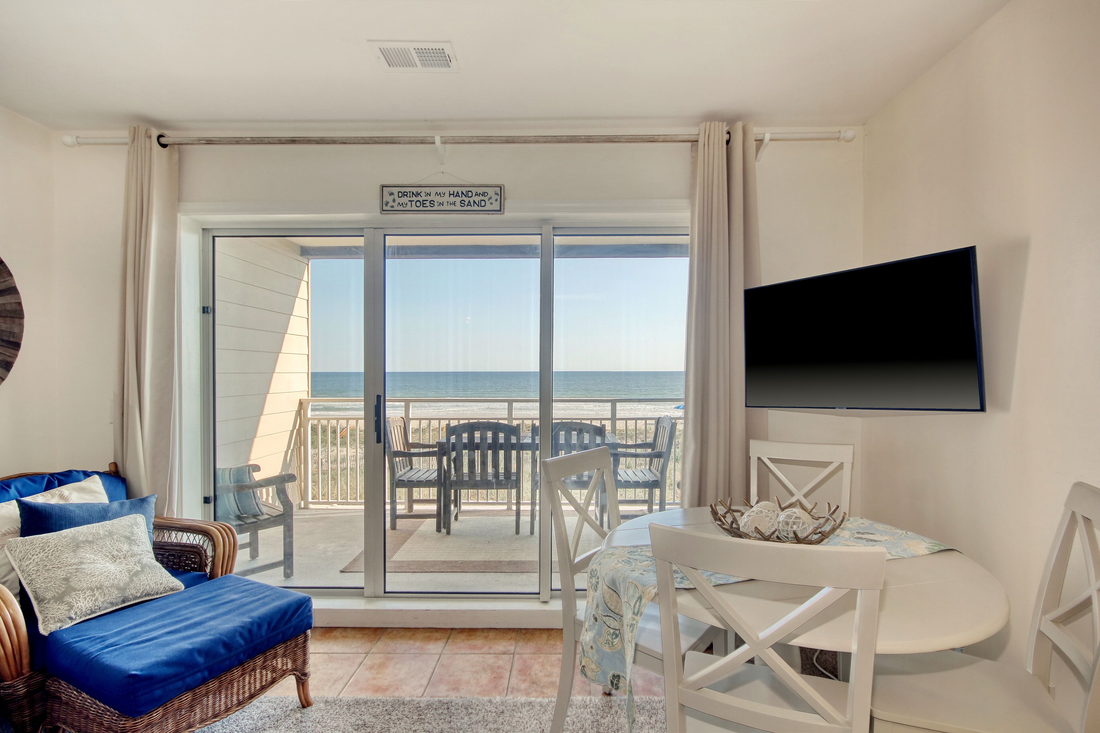 Oceanfront condo - Direct beach access with pool - Amazing Views - Windjammer
