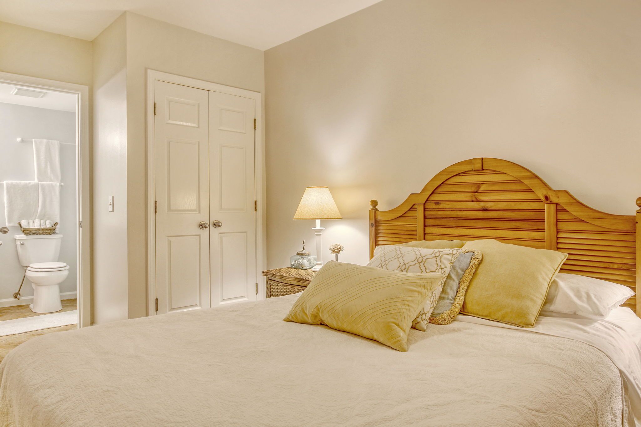 Oceanfront condo - Direct beach access with pool - Amazing Views - Windjammer