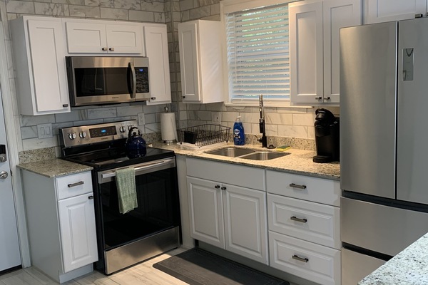 Frigorifero, microonde, forno, piano cottura