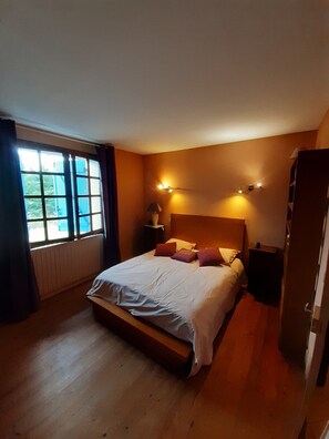 7 bedrooms, free WiFi, bed sheets, wheelchair access