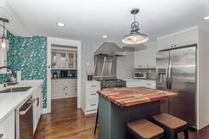 Kylskåp, mikrovågsugn, ugn och spishäll