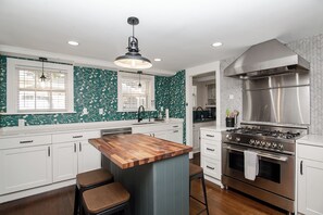 Een koelkast, een magnetron, een oven, een kookplaat