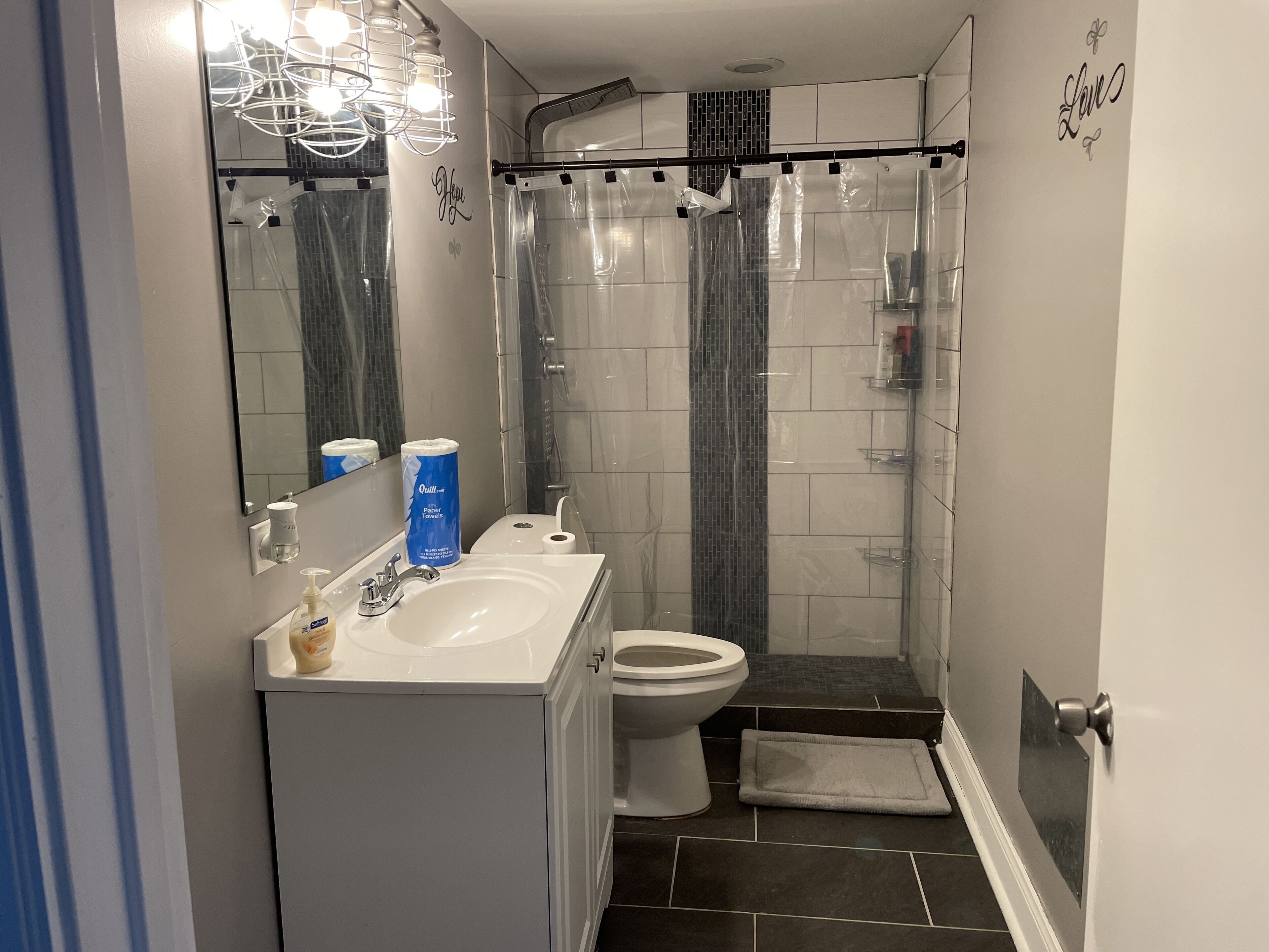 Combined shower/tub, jetted tub, towels, soap