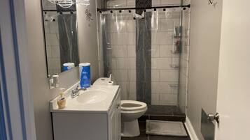 Combined shower/tub, jetted tub, towels, soap