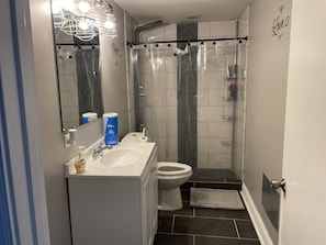 Tina con regadera, tina de hidromasaje, toallas, jabón