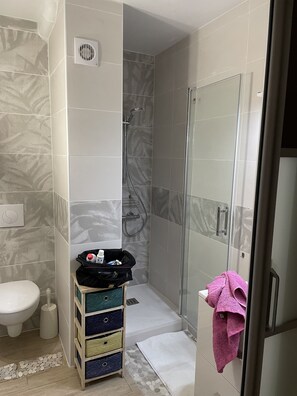 Combined shower/bathtub, hair dryer - Appart' à la Mer Breathtaking view - 7th floor - Elevator - Free WiFi - Private parking (Canet-en-Roussillon)