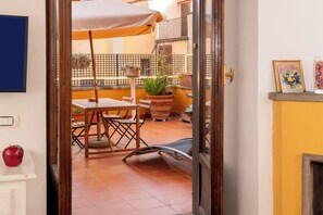 Appartement, 1 chambre, terrasse | Aire de séjour | Téléviseur à écran plat de 54 po avec télévision numérique, téléviseur