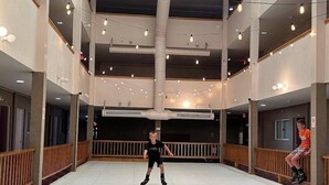 Un vaste espace intérieur doté d’un haut plafond, de plusieurs niveaux et d’un système de climatisation central.