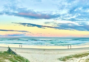 5 minute drive to beautiful,Dog friendlyPatchs’ Beach !!