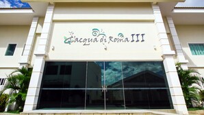 A building with a sign reading "Acqua di Roma III". - Flat Lacqua Diroma III - Um Verdadeiro Resort!!! (GO)