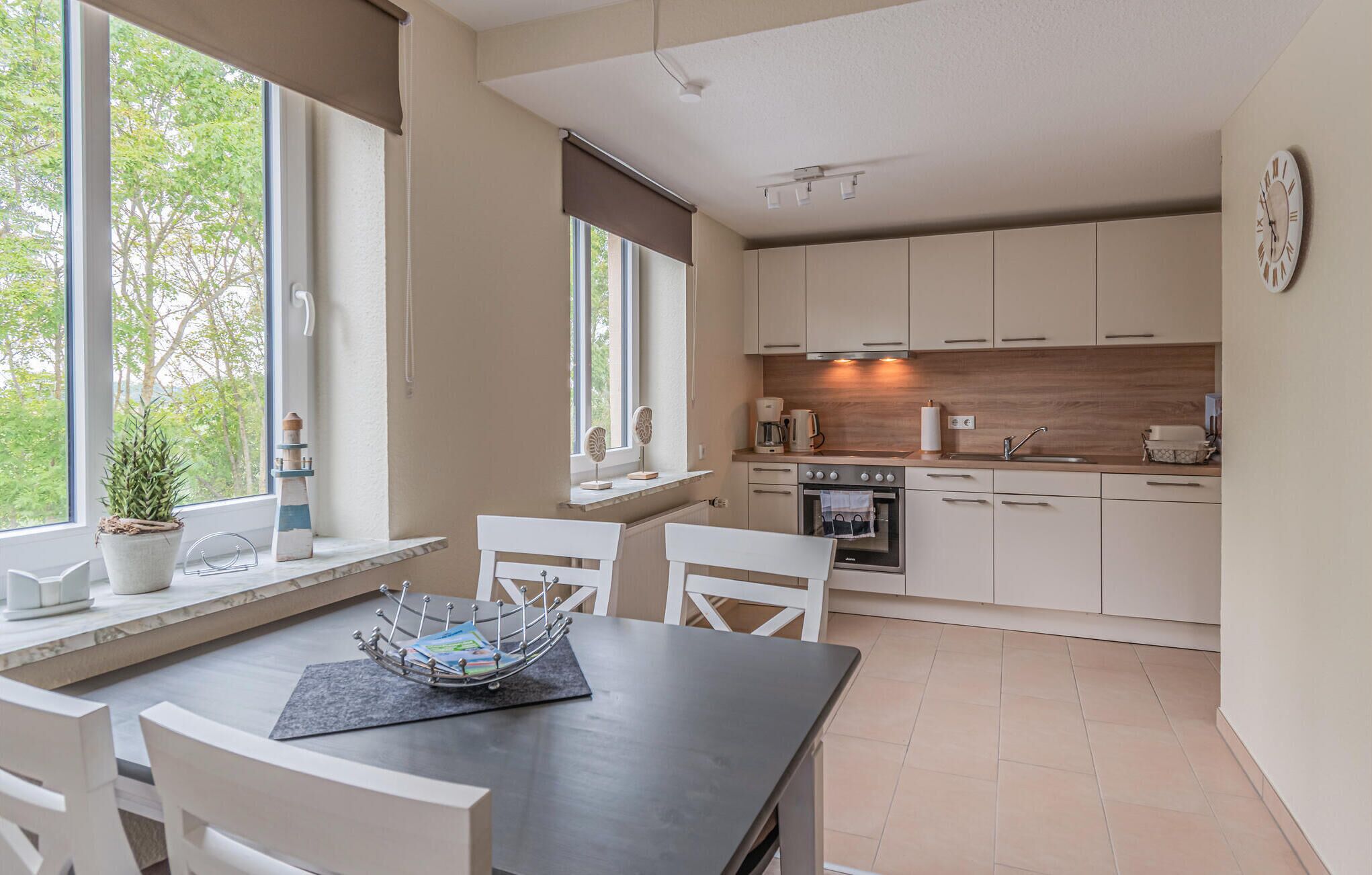 Frigorífico, placa de cocina, lavavajillas y cafetera o tetera