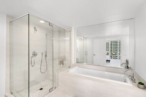 Dusche, Whirlpool, Haartrockner, Handtücher