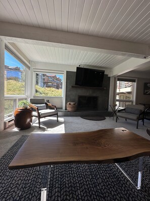 Smart TV, caminetto, libri