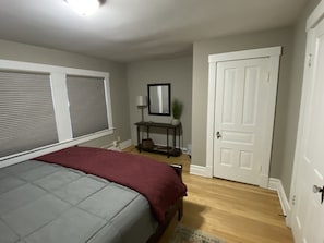 2 chambres, coffres-forts dans les chambres, fer et planche à repasser