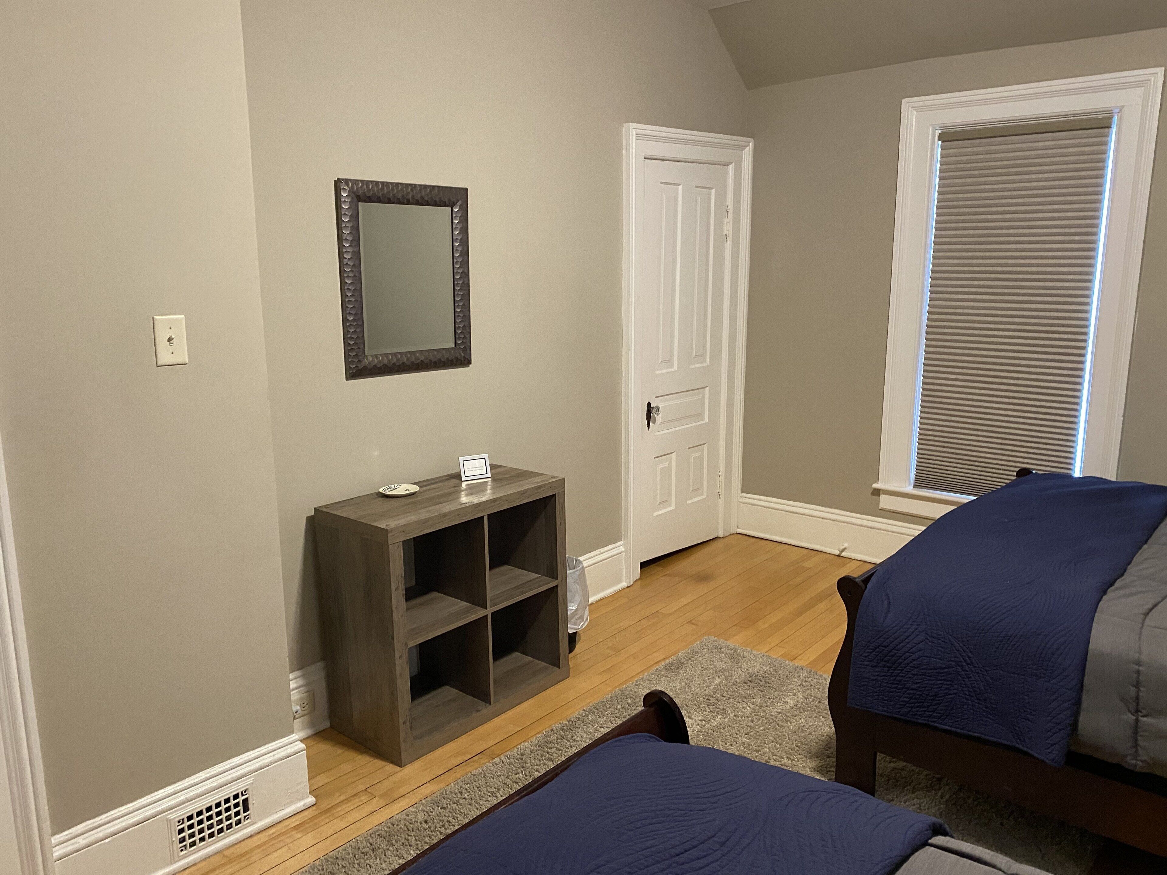 2 chambres, coffres-forts dans les chambres, fer et planche à repasser