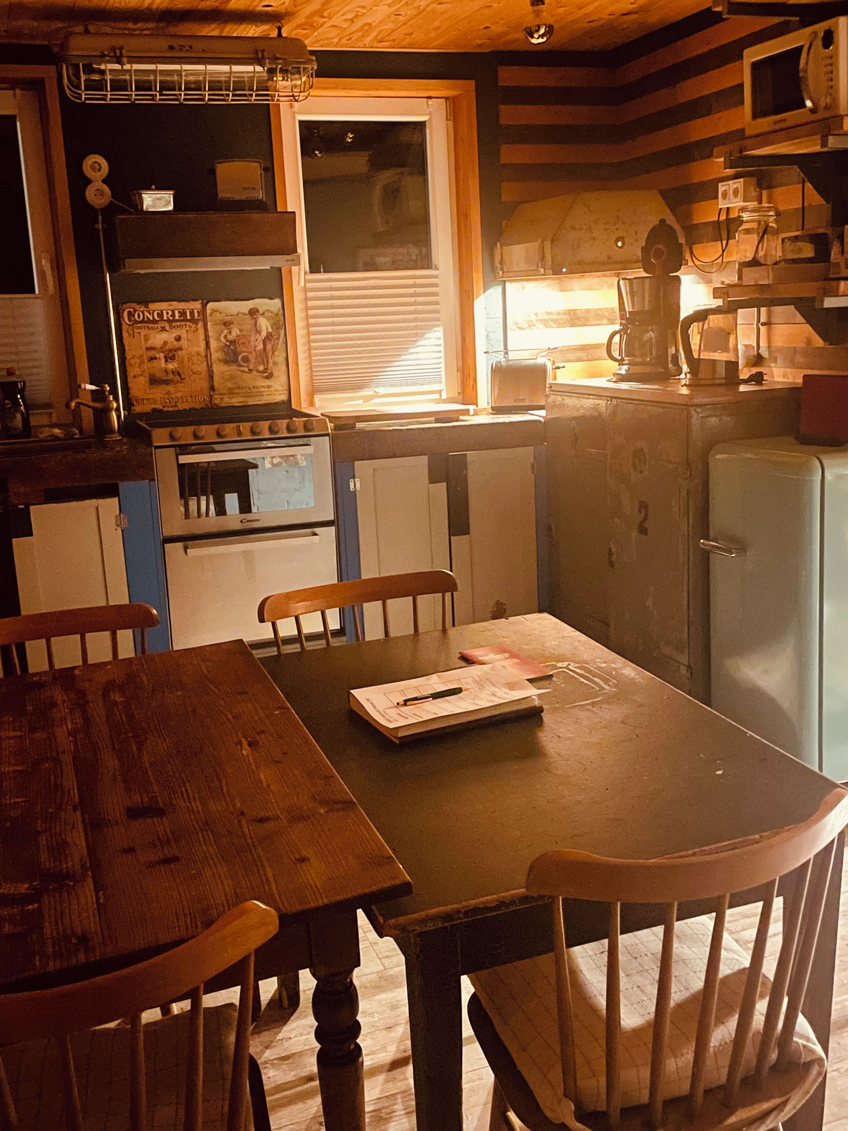 Eine Küche mit Herd, Kühlschrank und Holzschränken.