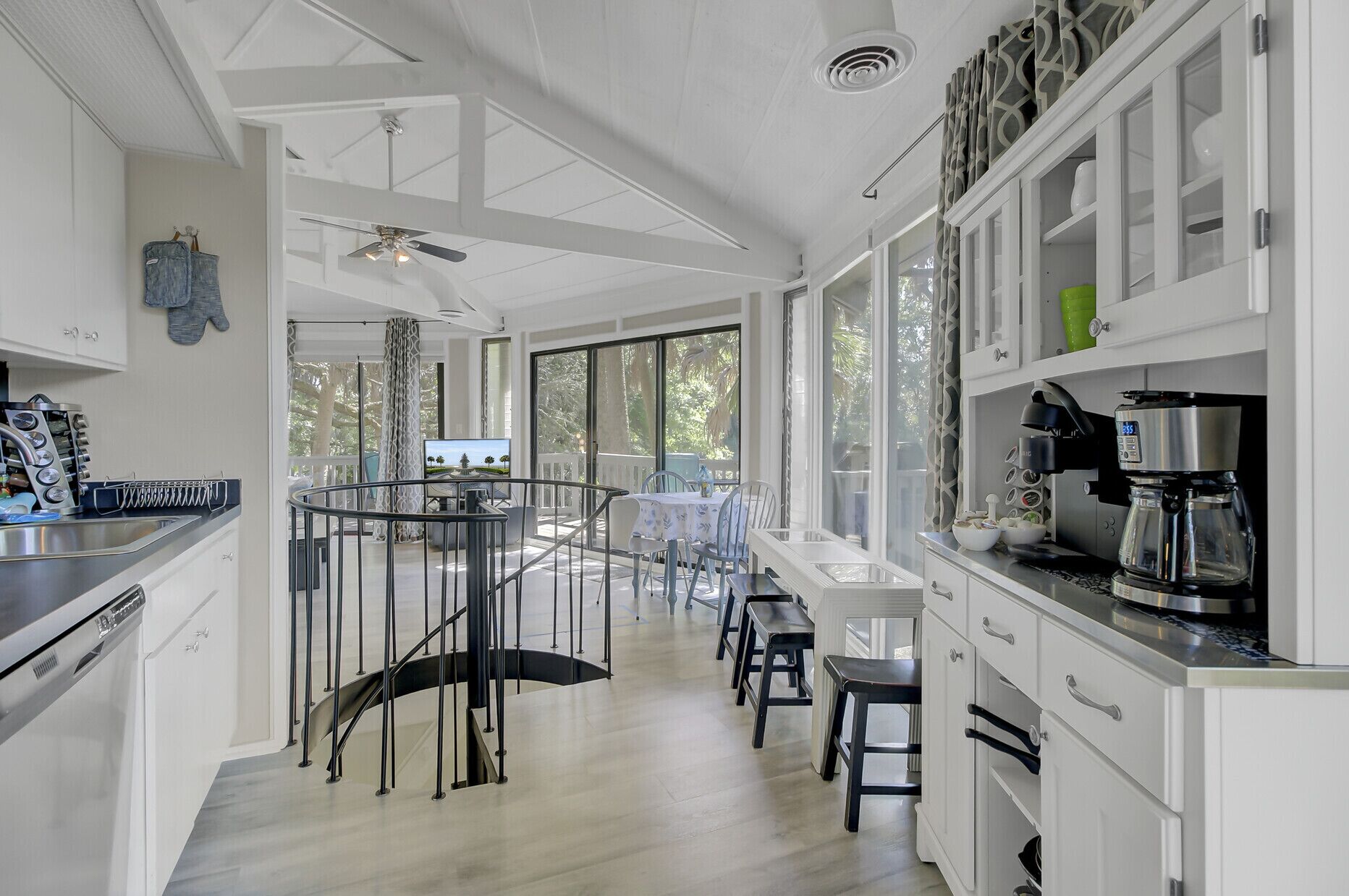 Treehouse Close to Beach, Golf Course/Lagoon Views with Bikes, Chairs, Umbrellas