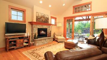 Smart-tv, een open haard, videospelletjes en een dvd-speler