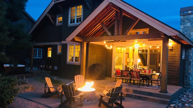 A house with a covered patio area featuring outdoor seating and a fire pit. - EV Charger! HOT TUB! Perfect family getaway in the ❤️ of Suncadia! (Cle Elum)