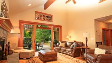 Smart TV, caminetto, videogiochi, lettore DVD