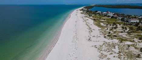 På stranden
