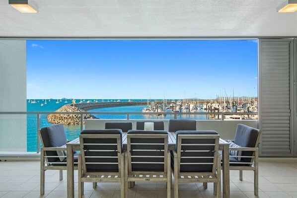 Ein Balkon mit Blick auf einen Yachthafen und das Meer.