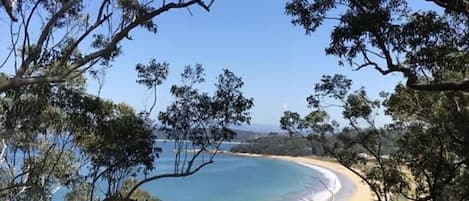 Playa en los alrededores y camastros